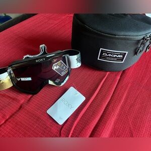 Brand new Roxy snowboards goggles/ Dakine case